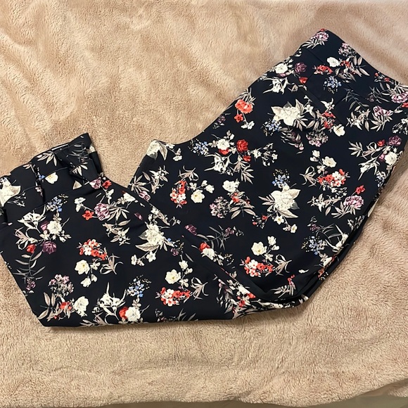 Allie Capri with Ruffle - Picture 1 of 4